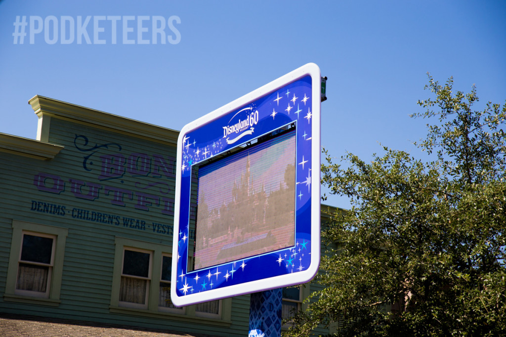 disneyland-diamond-celebration-screens